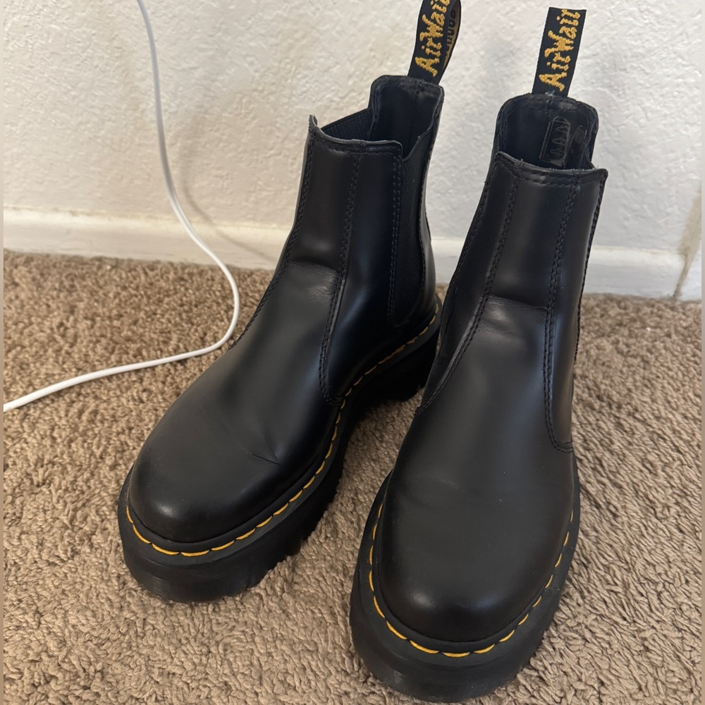Dr. Martens 2976 Chelsea Boots US 7 (womens) excellent condition